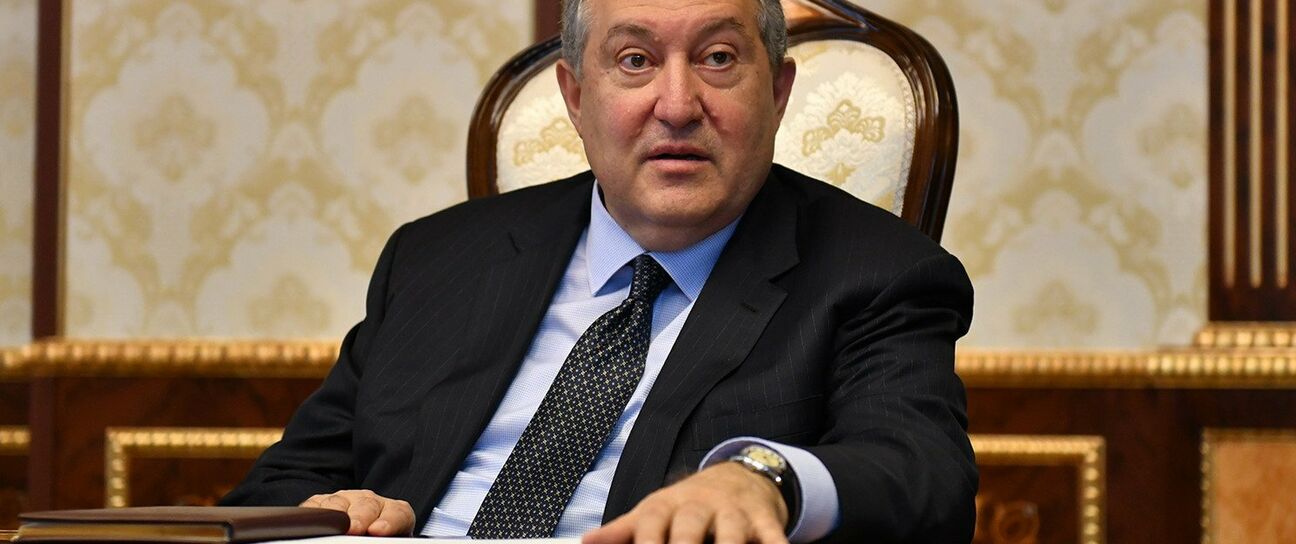 Hetq Online считает, что президент Армении подал в отставку, потому что он являлся гражданином Сент-Китса и Невиса