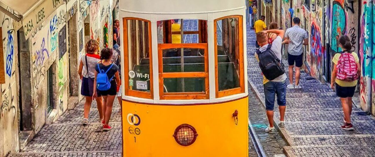 Последний поезд с золотой визой в Португалию