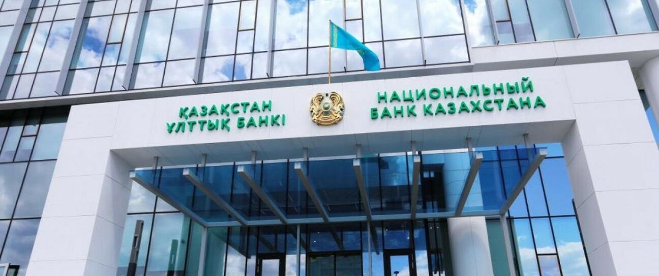 В Казахстане предложили ужесточить выдачу банковских карт иностранцам