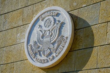 Посольства США продолжают выдавать визы, несмотря на прекращение работы правительства