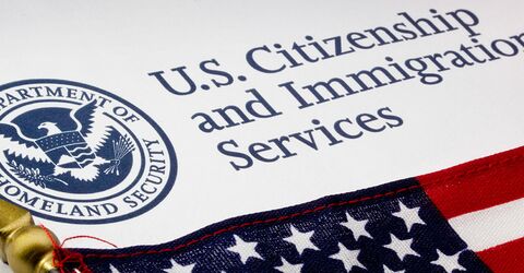 Технические штатные сотрудники подали в суд на USCIS из-за новых норм виз H-1B