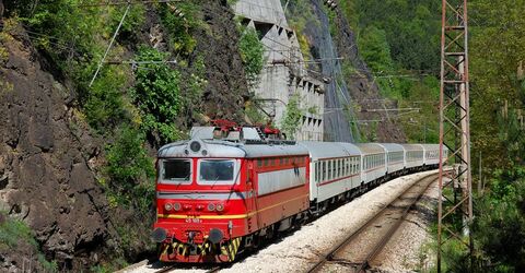 Когда Болгария переводила часы на зимнее время, поезда остановились на час