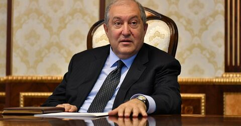 Hetq Online считает, что президент Армении подал в отставку, потому что он являлся гражданином Сент-Китса и Невиса